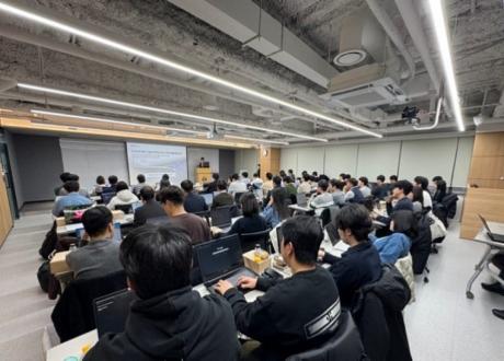 넥타이 벗고 기계어 다루는 금융인···신한금융, 스테이블코인 몸으로 익혔다